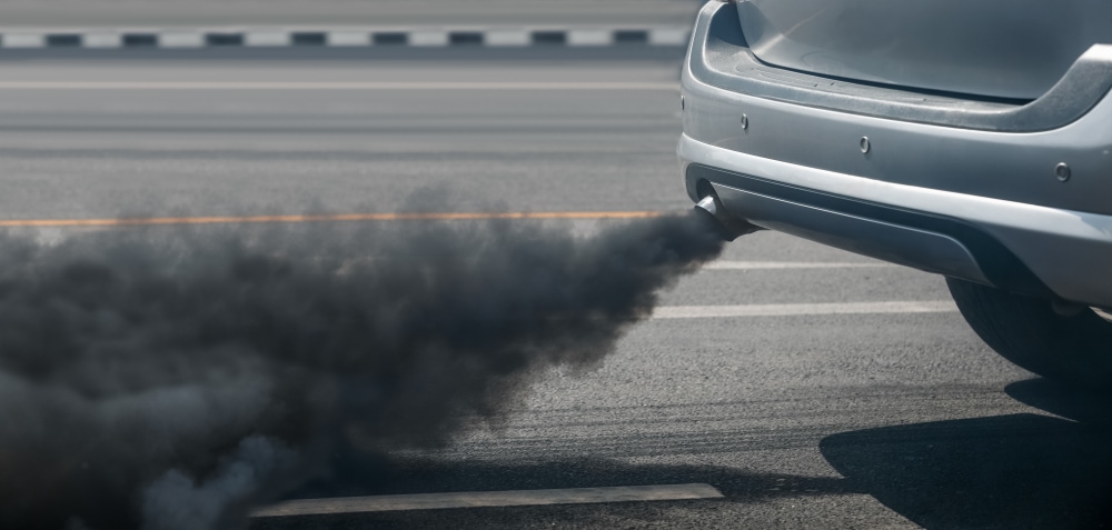 Humo negro del escape