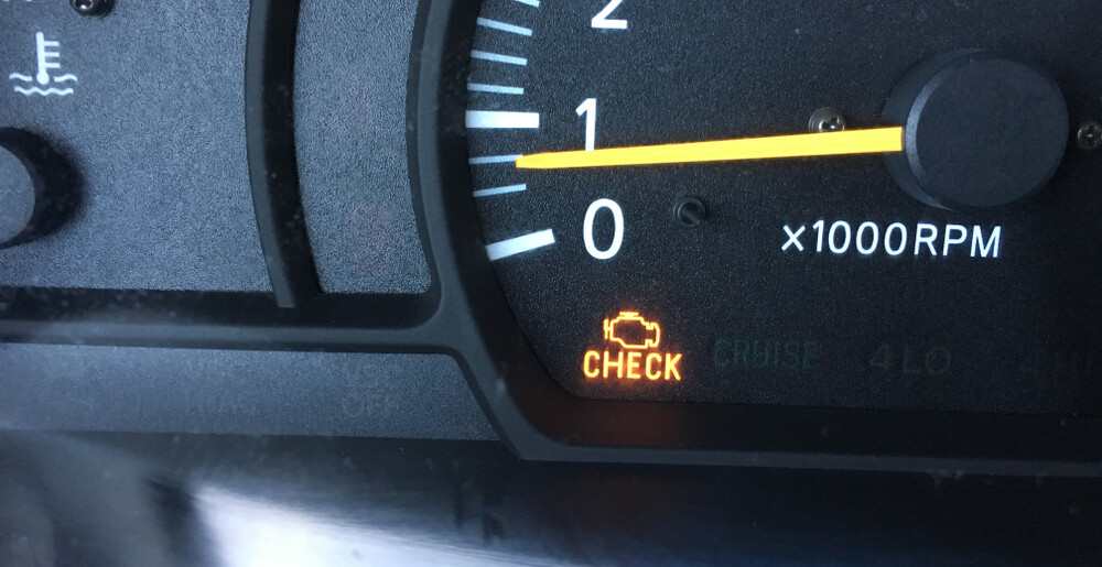 Compruebe la luz del motor en el tablero E1609869927250