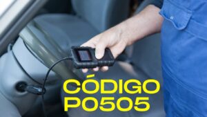Mecánico mostrando la luz de verificación del motor activada, simbolizando un problema típico del código P0505.